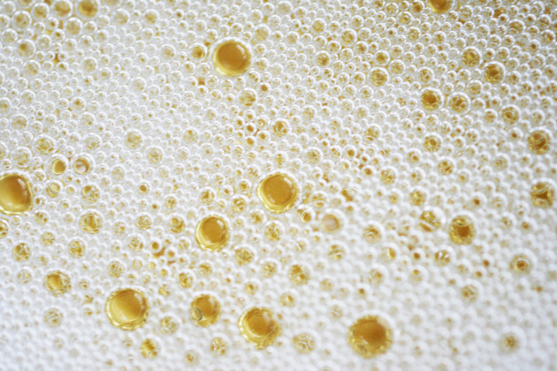 Bulles de champagne (Ph. Quinn Dombrowski via Flickr CC BY 2.0).