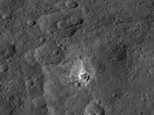 Le petit cratère Oxo ne mesure que 10 kilomètres de diamètre, et a du être creusé par un astéroïde de quelques centaines de mètres seulement. L'impact, récent à l'échelle géologique, a excavé la glace du sous-sol. Celle-ci a disparu depuis longtemps, ne reste à la surface que le sel qu'elle contenait. Photo Nasa. Les régions les plus âgées de Cérès sont littéralement saturées de cratères d'impacts. Les planétologues estiment l'âge de la petite planète à près de 4,5 milliards d'années. Photo Nasa.