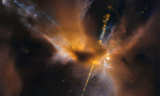 Deux jets de plasma brûlant s'échappent d'une étoile naissante, cachée par les voiles d'une nébuleuse, dans la constellation d'Orion. Jamais les astronomes n'avaient observé la nébuleuse Herbig-Haro 24 avec une telle précision. Cette image infrarouge, représentée ici en fausses couleurs, a été prise par le télescope spatial Hubble. Photo STSCI/Nasa/ESA.