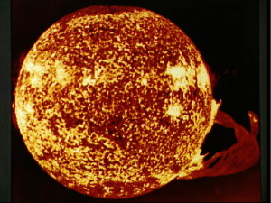 La plus grosse éruption solaire jamais observée. Cliché pris depuis la station spatiale américaine Skylab 4 en 1973 (Nasa).