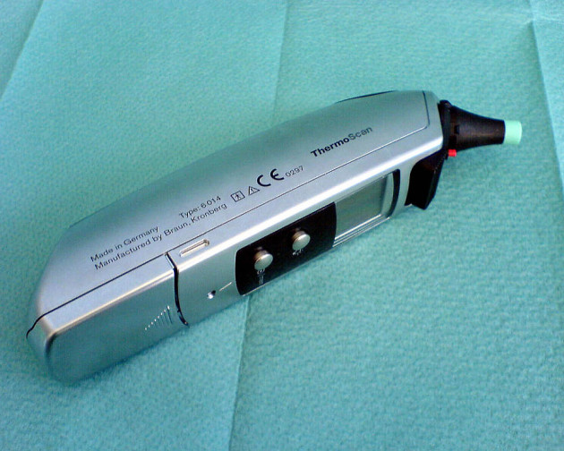 Le thermomètre auriculaire mesure les radiations infrarouges de l'oreille - Ph. M Ansorena / Wikimedia Commons / CC BY SA 2.0