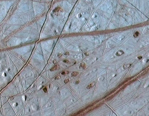 Vue par la sonde Galileo en 1998, la banquise d'Europe... Sous la glace, déformée par les marées provoquées par Jupiter et ses satellites, un océan de près de 100 kilomètres de profondeur. Photo Nasa.