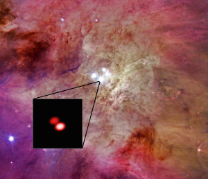 Première cible pour Gravity : l'étoile Théta Orionis F, située dans le Trapèze d'Orion, un célèbre groupe d'étoiles supergéantes qui illuminent la grande nébuleuse d'Orion. L'image prise par Gravity – un simple test – a permis de découvrir que l'étoile supergéante était en réalité double. La résolution, c'est à dire la capacité à discerner des détails, du Very Large Telescope équipé de Gravity est environ 25 fois meilleure que celle du télescope spatial Hubble. L'image du Trapèze d'Orion, noyé dans la nébuleuse, a été prise par le télescope Hubble. Le zoom montre l'image de l'étoile double Théta Orionis F. Photos ESO/ESA/Nasa.