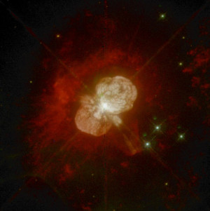 Eta Carinae se trouve à près de 8000 années-lumière de la Terre. Elle est surveillée quotidiennement par les astronomes amateurs et professionnels, car cette supergéante est sujette à des variations d'éclat impressionnants. Ce monstre stellaire, cent fois plus massif que le Soleil, a déjà expulsé une partie de sa masse, qui forme deux gros lobes en expansion autour d'elle. Photo Nasa/ESA/STSCI.