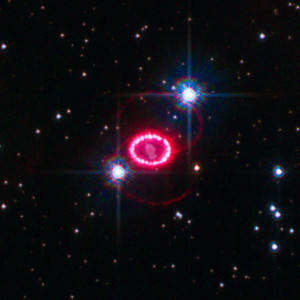 Cette photographie de SN 1987 A a été prise 23 ans après l'explosion de l'étoile Sanduleak -69202. L'étoile morte a disparu, seule demeure la coquille de gaz en expansion, dernier vestige de l'explosion. Photo Nasa/ESA/STSCI.