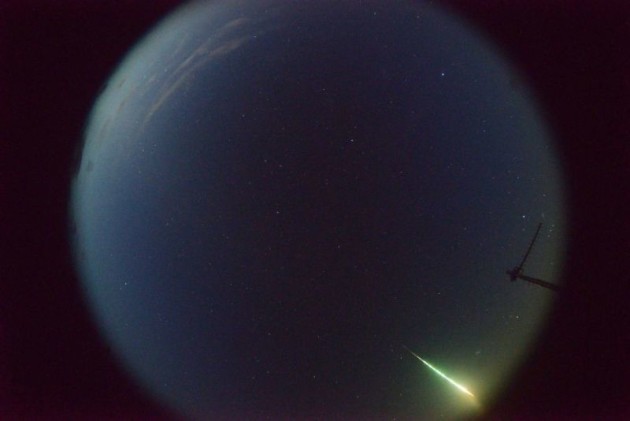 La spectaculaire chute de la météorite telle que filmée par une caméra d'observation sur le sol australien - Ph. Curtin University / Desert Fireball Network.