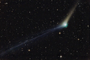 La comète Catalina, photographiée le 6 décembre 2015. La comète, après son passage auprès du Soleil le 15 novembre 2015, développe deux immenses queues, l'une de gaz, en bleu, l'autre de poussières. Photo Brian D. Ottum.