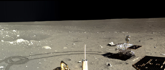 Le petit robot Yutu a parcouru quelques dizaines de mètres à la surface de la Lune, non loin de la sonde Chang'e 3. CNSA/Emily Lakdawalla.