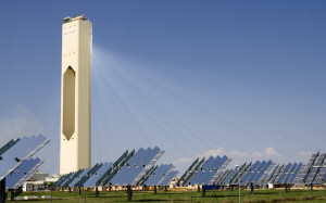 Exemple de centrale solaire thermodynamique : la centrale Planta Solar 10 en Andalousie (Espagne). Ph. Afloresm via Wikicommons CC BY 2.0.