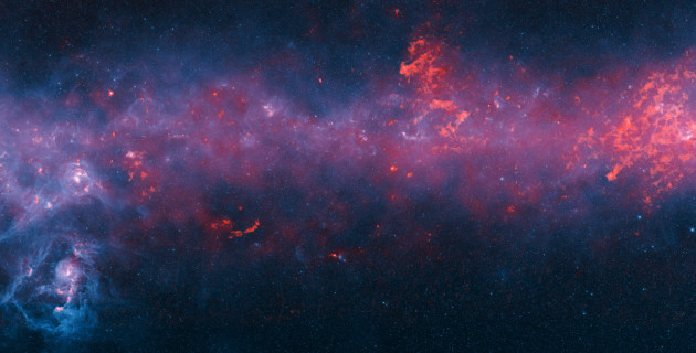 Au cœur de notre galaxie, la Voie lactée, des volutes de gaz et de poussières flottent dans un cosmos en apparence presque vide d'étoiles...Cette photographie mosaïque est un composite d'images prises par le télescope millimétrique Apex, à 870 micromètres de longueur d'onde et par le télescope spatial millimétrique Planck, à 850 micromètres, en rouge, et par le télescope infrarouge Spitzer, entre 3,6 et 8 micromètres de longueur d'onde, en bleu. Photos ESO/Nasa/ESA.