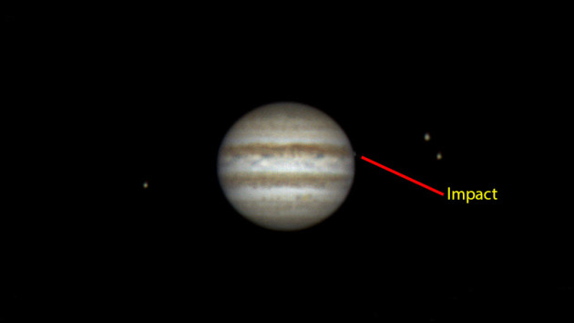 Cette image de Jupiter et trois de ses satellites, Io, Europe et Ganymède, a été prise par l'astronome amateur autrichien Gerrit Kernbauer, avec un télescope de 200 mm de diamètre. Sur le limbe de la planète géante apparaît le flash de l'impact d'un astéroïde ou d'une comète. Photo Gerrit Kernbauer.