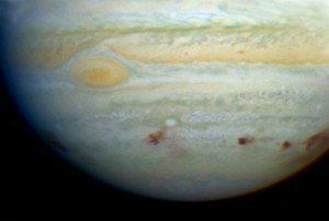 Vues par le télescope spatial Hubble, à la surface de Jupiter, ses taches sombres et brunes marquent l'impact des fragments de la comète Shoemaker-Levy 9 en juillet 1994. Photo STSCI/Nasa/ESA.