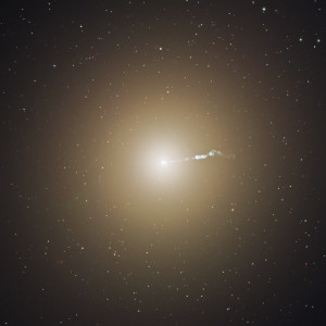 La galaxie géante M 87 se situe au coeur de l'amas de la Vierge, à 54 millions d'années-lumière de la Voie lactée. Au centre de la galaxie se cache un trou noir géant, qui émet un jet de plasma brûlant, long de plus de 5000 années-lumière. Photo Nasa/ESA/STSCI.