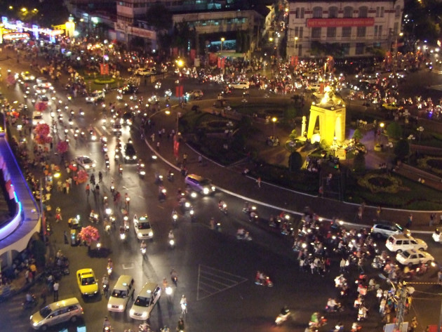 Malgré l'apparence chaotique du trafic en ville (ici, Saigon), les déplacements en voiture suivraient un schéma constant (Ph. Robert Lafond via Flickr CC BY 2.0)