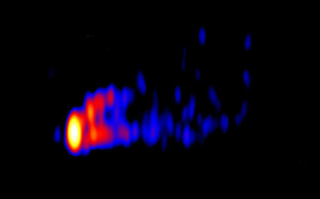 Le jet qui s'échappe du trou noir géant de M 87, vu avec une précision sans précédent par le réseau VLBA et l'antenne géante de Green Bank. Le trou noir se cache dans le disque de matière brûlante se trouvant à gauche de l'image. Photo NOAO.