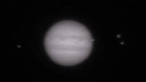 Cette image de Jupiter provient d'une vidéo prise par l'astronome amateur John Mc Keon. L'impact est parfaitement visible sur le limbe de la planète. Si l'image semble floue, c'est qu'elle n'a pas été additionnée avec des centaines d'autres pour éliminer les effets de la turbulence atmosphérique. Photo John Mc Keon.
