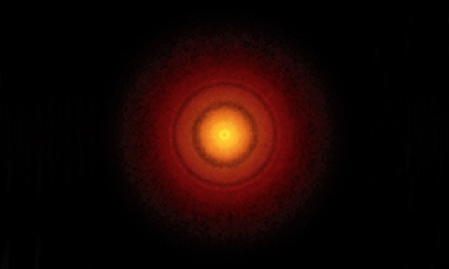 Le disque de poussières qui entoure la jeune étoile TW Hydrae révèle des sillons sombres sur cette image prise par l'interféromètre Alma. Dans ces sillons naissent probablement des planètes... Photo ESO/NRAO/NAOJ.