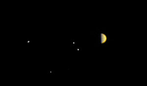 C'est la toute première image du système de Jupiter prise le 21 juin par la sonde américaine Juno. La sonde se trouvait à 10 millions de kilomètres de la planète géante. Les quatre grands satellites de Jupiter, Ganymède, Callisto, Io et Europe, de gauche à droite, sont visibles sous un angle inédit et spectaculaire : la sonde va adopter une orbite polaire autour de Jupiter. Photo Nasa.