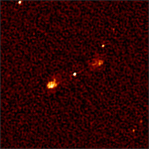 La plupart des galaxies observées par Meerkat étaient inconnues des astronomes. Ici, une galaxie elliptique géante dévoile deux immenses jets s'échappant de son trou noir central. Photo SKA.